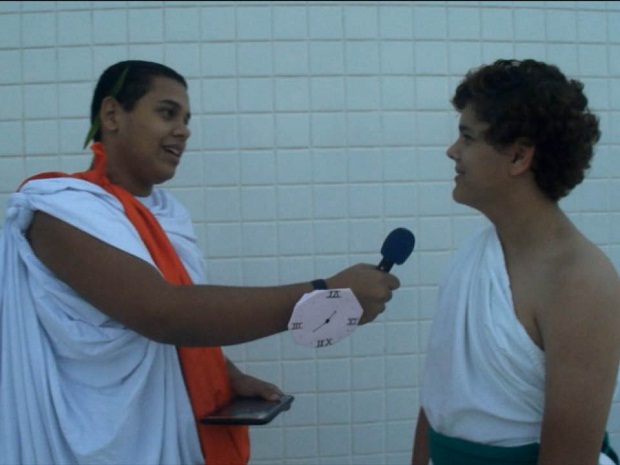  Platão entrevista Sócrates no programa “Domingão do Platão”, da TV Filosofia João XXIII. Foto: Arquivo da Escola.